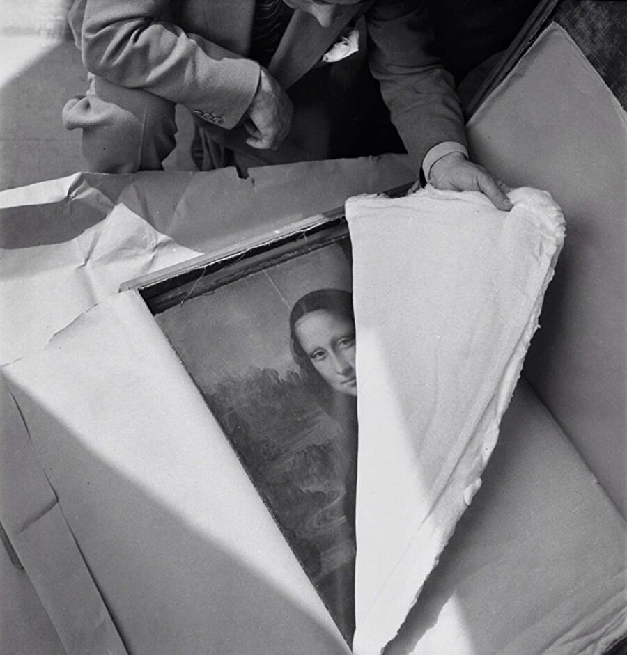 ​2. Dünya Savaşı ardından, Louvre Müzesi'ne geri dönen Mona Lisa'yı açan görevliler, Fransa, 1945
