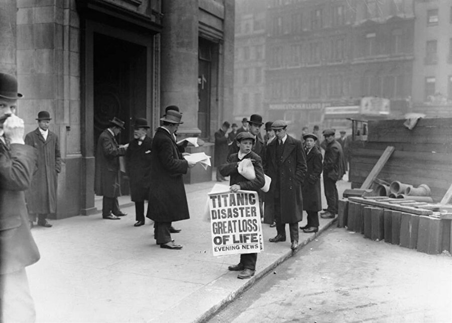 ​Titanik felaketinin ardından akşam baskısını dağıtan çocuk, 1912
