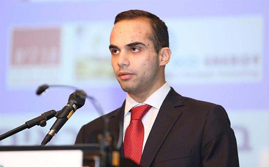 George Papadopoulos - Trump Danışmanı

                                    
                                    Papadopulos, Trump kampanyasına eski bir dış politika danışmanıdır.5 Ekim'de , Hillary Clinton'da siyasi “kir” olduğunu iddia eden Ruslarla etkileşimleri hakkında FBI ajanlarına yalan söylemekten suçlu bulundu.Ekim ayı sonlarında yayınlanan belgeler, Beyaz Saray'ın, Trump ile Rusya Devlet Başkanı Vladimir Putin arasında bir görüşme yapmak için aylar süren çabalarının farkında olduğunu gösterdi. Suçlama:* FBI müfettişlerine yanlış beyanda bulunmak
                                
                                