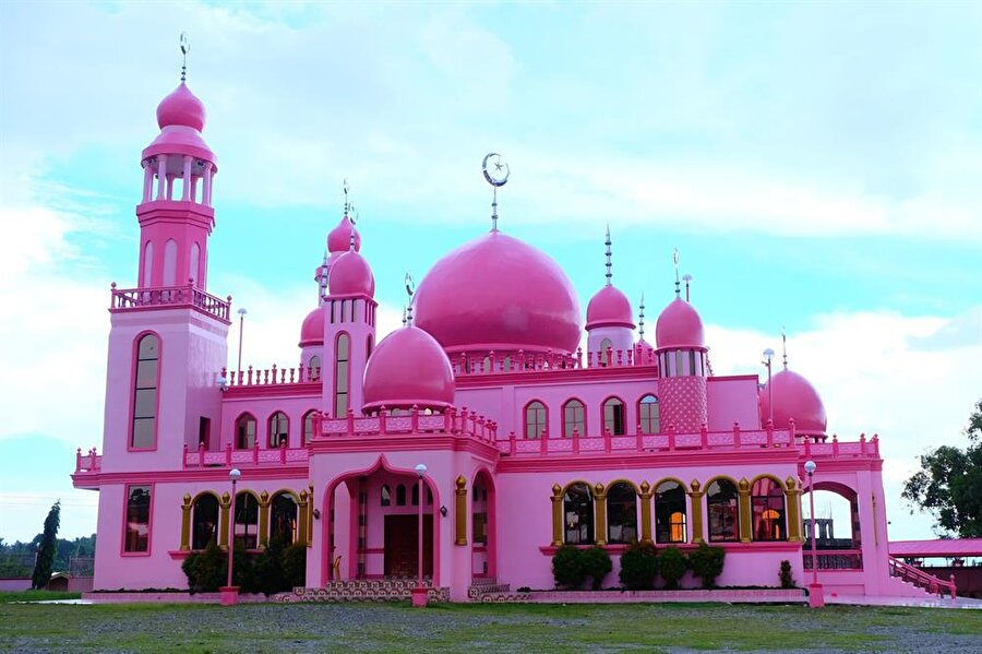 Pembe Cami