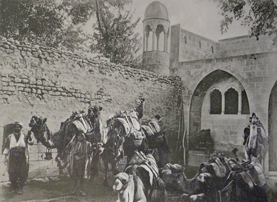 ​Urfa'da bir kervansaray, 1890 yılı
