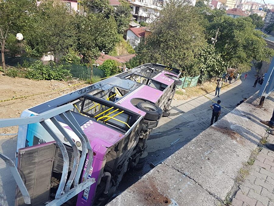 Sarıyer'de halk otobüsü devrildi.