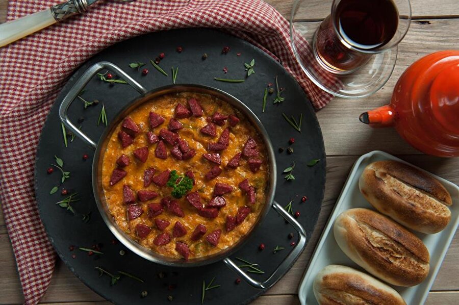 Soğanlı menemen için gerekli malzemeler

                                    1 orta boy soğan2 yemek kaşığı sıvı yağ 3 adet yeşil biber 3 orta boy domates 1/2 çay kaşığı tuz 3 adet yumurta Dilerseniz sucuk ya da sosis gibi şarküteri ürünleri de ilave edebilirsinizİsteğe bağlı: Kaşar ya da beyaz peynir
                                