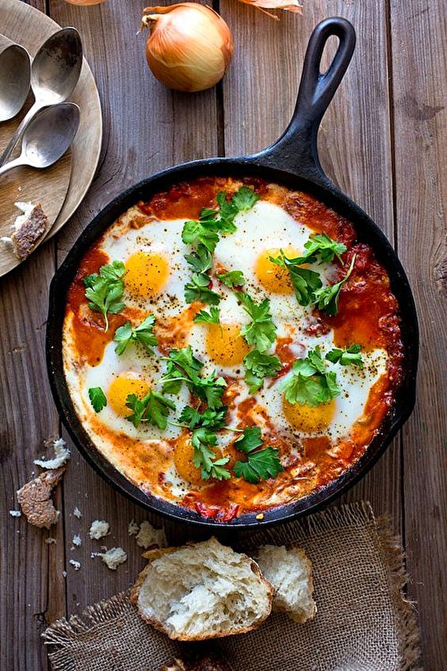 Soğansız menemen nasıl yapılır? 
Orta boy tavaya bir miktar sıvı yağ ekleyin ve ardından soğanı es geçip biberleri rengi dönünceye kadar kavurun. Üzerine kabukları soyulup küçük küçük doğranmış domatesleri ilave edin. Kısık ateşte tavanın kapağını kapatarak domateslerin iyice pişmesini bekleyin. Bu sıra bir miktar kaynar su ilave de edebilirsiniz. Domatesler de istediğiniz kıvama geldikten sonra, yumurtaları kırabilirsiniz. Yumurtaları ister ayrı bir kapta çırpıp ekleyin, isterseniz de direkt kırıp tavada karıştırabilirsiniz. Üzerine tuz ve dilediğiniz baharatları ekleyerek yumurtalar pişene kadar bekleyin. Servis ederken beyaz peynir ya da rende kaşar peynir ilave edebilirsiniz.