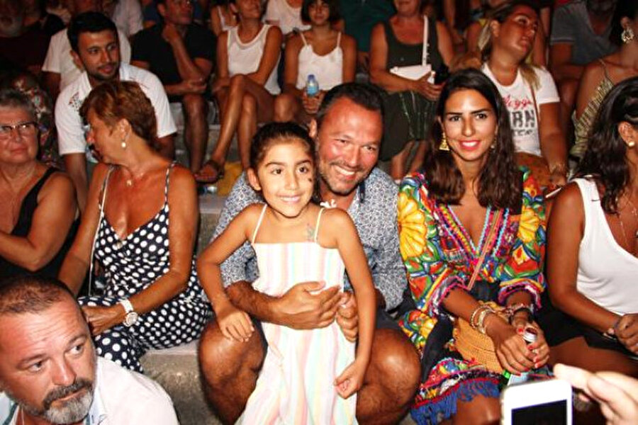 Ali Sunal sık sık fotoğraf çekildi!
MFÖ konserini izlemeye Defne Samyeli'yle gelen Cem Yılmaz'ın yanı sıra, Ali Sunal'ın hayranlarıyla sık sık fotoğraf çekilmesi de dikkatlerden kaçmadı.