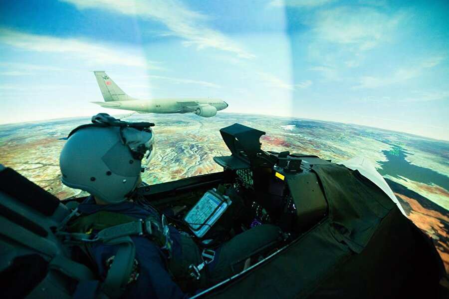Komutanlıklardaki F-16 uçuş simülatörüyle harbe hazır pilot yetiştirilmesinde zamandan ve maddi yönden tasarruf sağlamak, yeni silah ve sistemlere yönelik eğitim seviyesini kısa zamanda en üst seviyeye çıkarmak için çalışılıyor. Öğretmeninden öğrencisine kadar tüm savaş pilotları simülatörlerde eğitime tabi tutuluyor. Tüm üs komutanlıklarında bulunan simülatörler birbirlerine bağlanabildiği için eş zamanlı uçuşlar da gerçekleştirilebiliyor.

                                    
                                