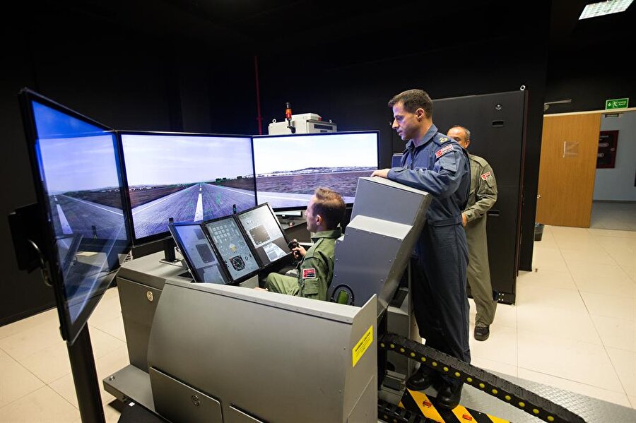 Bir uçuşun maliyetinin on binlerce dolar olduğu düşünüldüğünde simülatörlerin Hava Kuvvetleri Komutanlığına sağladığı avantajlar dikkati çekiyor.

                                    
                                