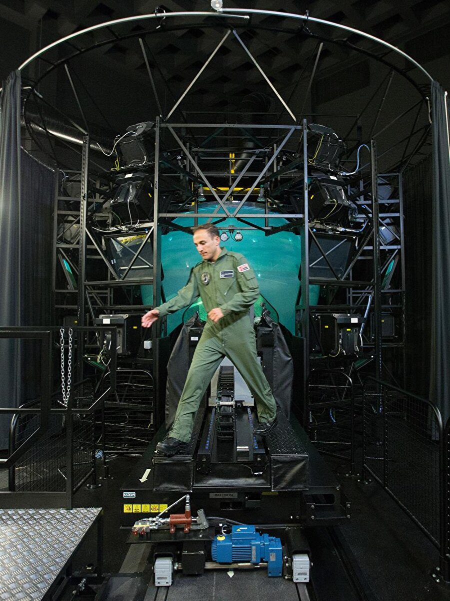 Simülatörlerin bulunduğu filonun komutanı yaptığı açıklamada, F-16 simülatörlerinde her türlü göreve yönelik eğitimlerin verildiğini belirtti.

                                    
                                
