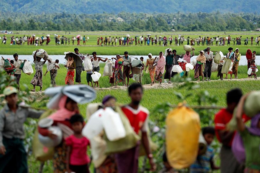 Myanmar ordusunun sistematik zulmüne maruz kalan yüz binlerce Arakanlı Müslüman, evlerini, köylerini geride bırakarak Bangladeş sınırına akın etti.