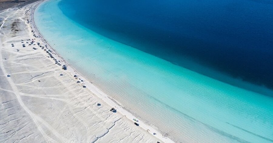 Türkiye'nin Maldivleri

                                    
                                    
                                    
                                    Yaklaşık 6,8 km eninde ve 9,1 km boyunda, tektonik bir çukurun üzerine yerleşmiş kapalı bir hafzanın içerisinde bulunan Salda, beyaz kumul alanı ve eşsiz renkleriyle Türkiye’nin Maldivleri olarak anılıyor.
                                
                                
                                
                                