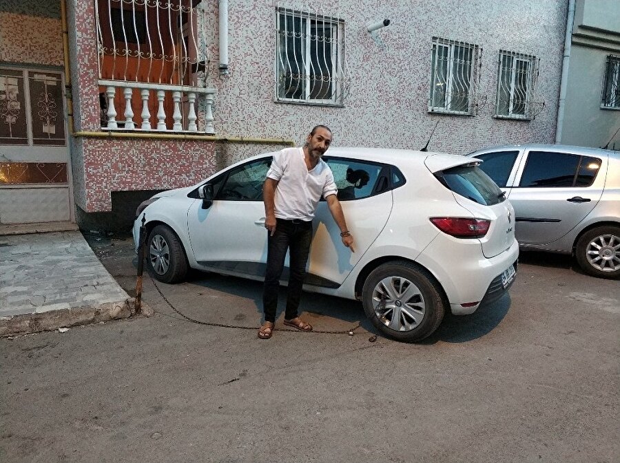 Kerim Uslu, otomobilini tekerinden sabit bir demire zincirle kilitlenmiş bir şekilde buldu.