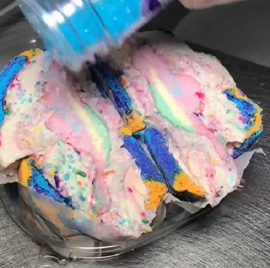 Gökkuşağı adıyla üretilen, dondurmalı renkli donut