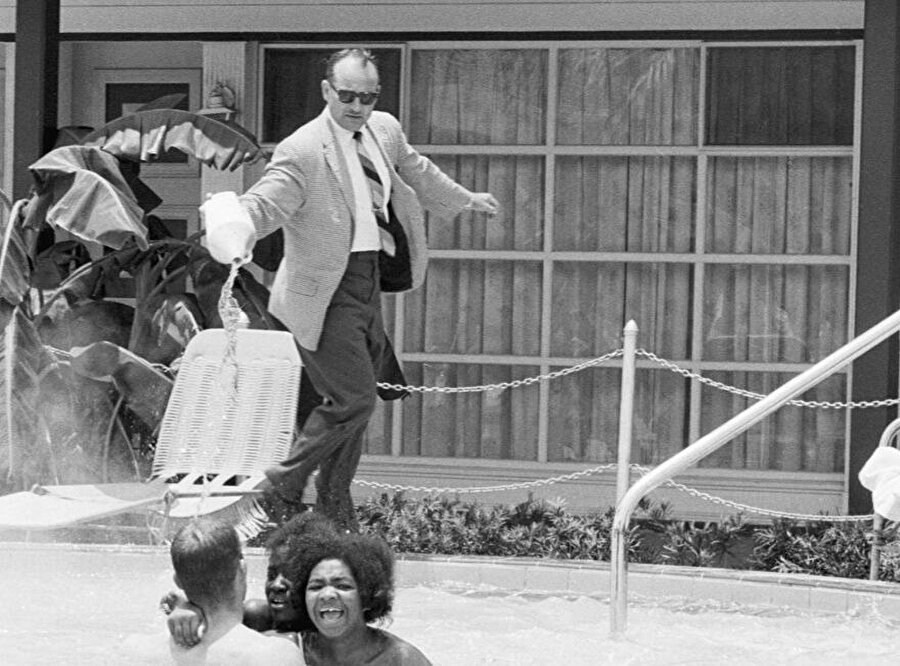 Irkçılığın korkunç boyutu, otel sahibi, siyahi insanlar yüzerken havuza asit boşaltıyor, Kaliforniya, 1964