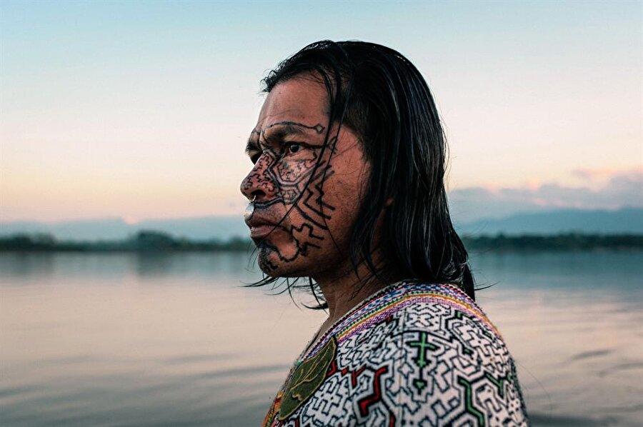 Amazon, Shipibo kabilesinden bir adam nehire bakıyor