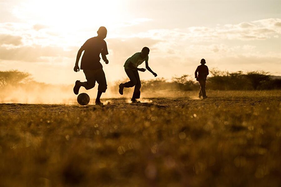 Kenya'da günbatımının keyfini çıkaran çocuklar