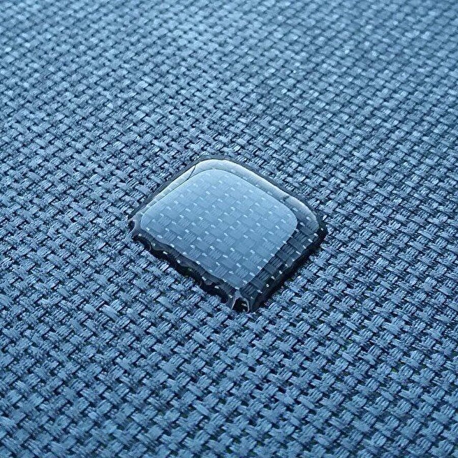 Tramplen üzerinde mücevher gibi duran su damlası