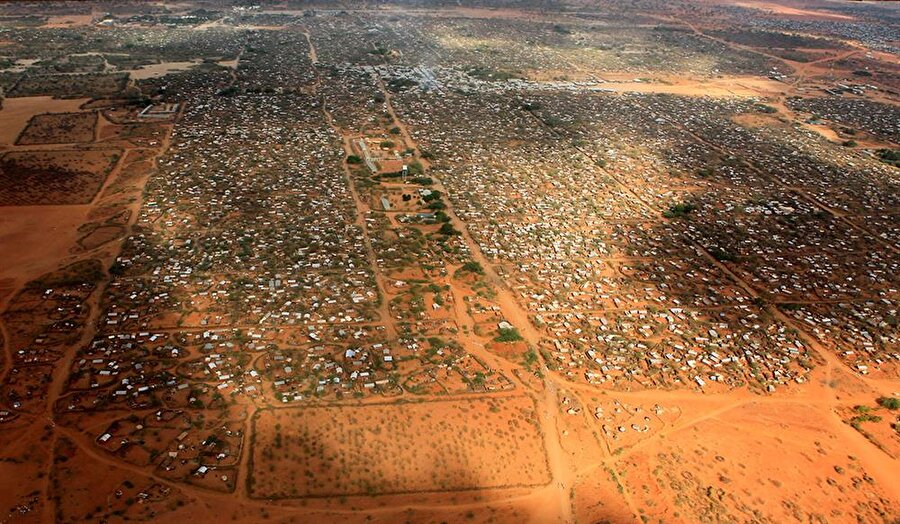 Kenya'daki Dadaab mülteci kampı bölgesi, 5 mülteci kampının birleşimiyle oluşmuş bir alan.