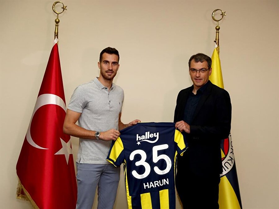 Harun Tekin, Fenerbahçe'de 35 numaralı formayı giyecek.