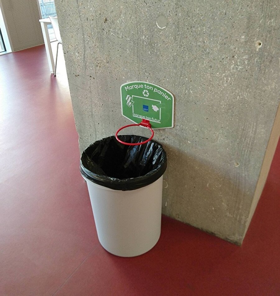 Bu insana her bulduğunu çöpe attırır