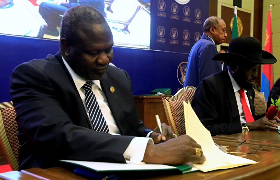 Güney Sudan’da barış anlaşması tamam

                                    Güney Sudan'daki en büyük silahlı muhalif gücün lideri Riek Machar ve 9 muhalif grubun çatı kuruluşu olan Güney Sudan Muhalefet İttifakı (SSOA) barış anlaşmasının ilk metnini imzaladı. Sudan'ın başkenti Hartum'da gerçekleştirilen imza törenine Machar ile SSOA çatısı altındaki muhalif grupların temsilcilerinin yanı sıra Sudan İstihbarat Müdürü Salah Kuş, Güney Sudan Devlet Başkanlığı Danışmanı Tut Kew Gatluak, Hükümetler Arası Kalkınma Otoritesi (IGAD) Güney Sudan Özel Temsilcisi İsmail Wais katıldı.
                                