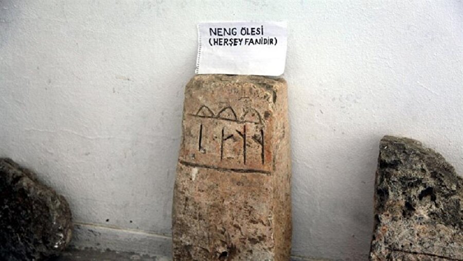 Bin 300 yıllık mezar taşı