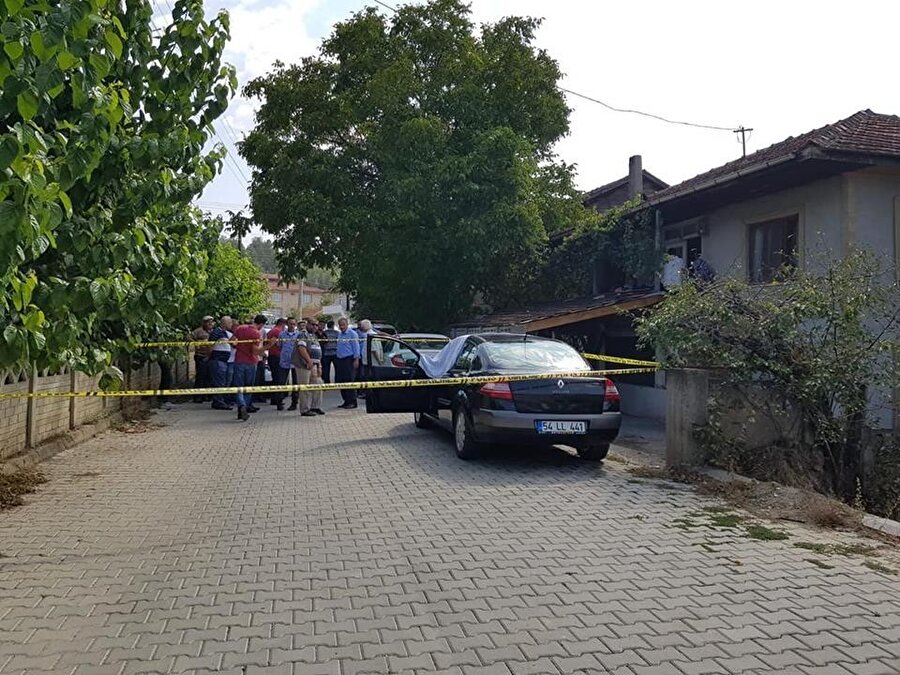 Emekli imam, namaz sonrasında evinin önünde otomobilinin içinde ölü bulundu.