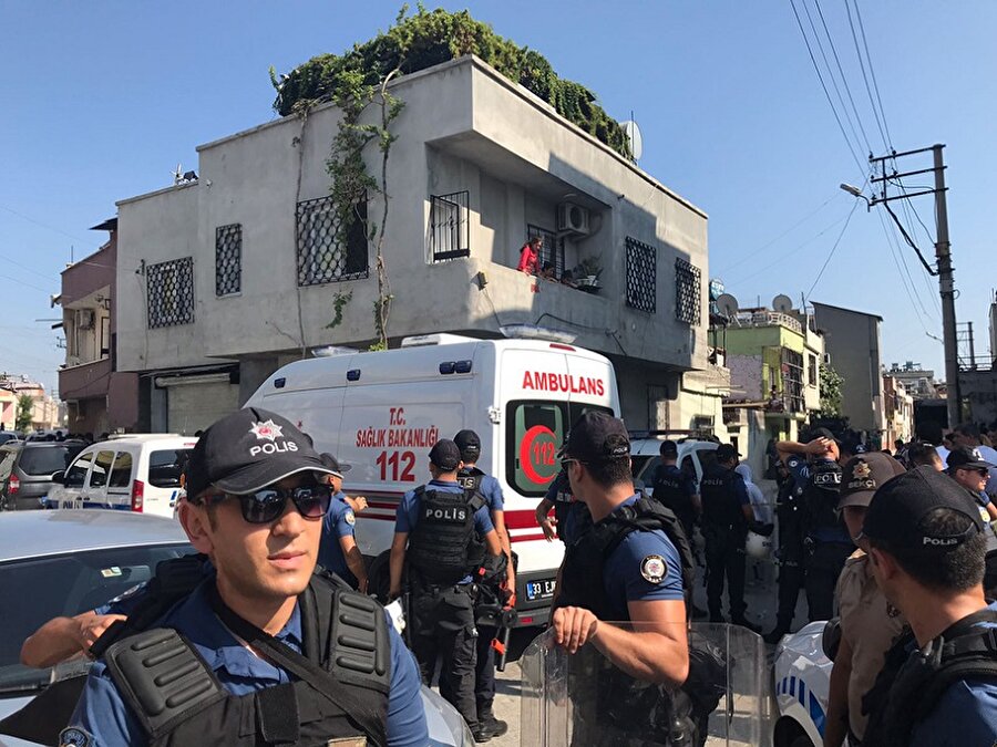 Mersin'in merkez Akdeniz ilçesinde bir evde 3'ü çocuk 5 kişi ölü bulundu.