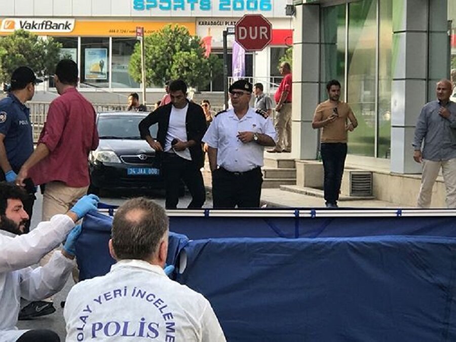 Çatışmada polis memuru yaşamını yitirdi, polis eşi ile astsubay yaralandı.