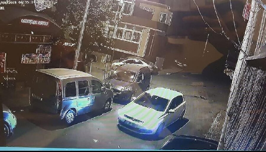 Bir eve tırmanarak giren hırsızlar evden aldıkları anahtar ile park halindeki otomobili çaldı.