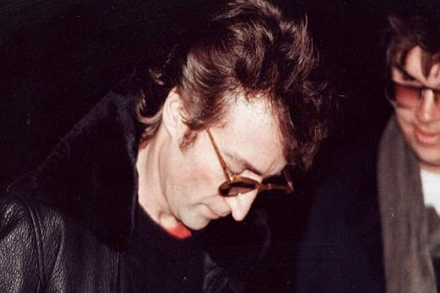 John Lennon’ın öldürülmesi 

                                    
                                    
                                    
                                    
                                    
                                    John Lennon,  efsanevi İngiliz müzik grubu “The Beatles” grubunun üyelerinden biriydi.  Bu fotoğraf 8 Aralık 1980'de New York'taki dairesinin dışında Mark David Chapman tarafından vurulmadan sadece 10 dakika önce çekilmişti.
  
8 Aralık 1980 tarihinde akşam saatlerinde Mark David Chapman, John’la kayıt stüdyosuna gitmek için apartmandan çıkarken karşılaştı. Lennon’ın Double fantasy albümü yanındaydı ve imzasını istedi. Chapman günün geri kalanını oralarda geçirdi.. Akşamın ilerleyen saatlerinde evlerine döndüler. John, binanın kapısını açmak için yeltenmişti ki, Chapman ardından seslendi: “Mr. Lennon!” John döndüğünde Chapman, bir görgü tanığının deyimiyle çömeldi ve 5 el ateş etti. Biri ıskaladı. 4’ü John’un sırtına ve omuzuna isabet etti. Yüzde 80 oranında kan kaybeden John, acil servisteki bütün çabalara rağmen 40 yaşında hayata gözlerini yumdu. 

  
The Beatles hayranı olduğunu iddia eden ve akli dengesi yerinde olmadığı öne sürülen 25 yaşındaki Chapman, cinayetten sonra elindeki kitapla duraklamış, sayfaları çevirmeye devam etmişti. J.D. Salinger'ın çok sayıda dilde 100 milyona yakın satmış 1951 tarihli romanı 'Çavdar Tarlasında Çocuklar'ı okuyan Chapman, olaysız tutuklanmıştı.
                                
                                
                                
                                
                                
                                