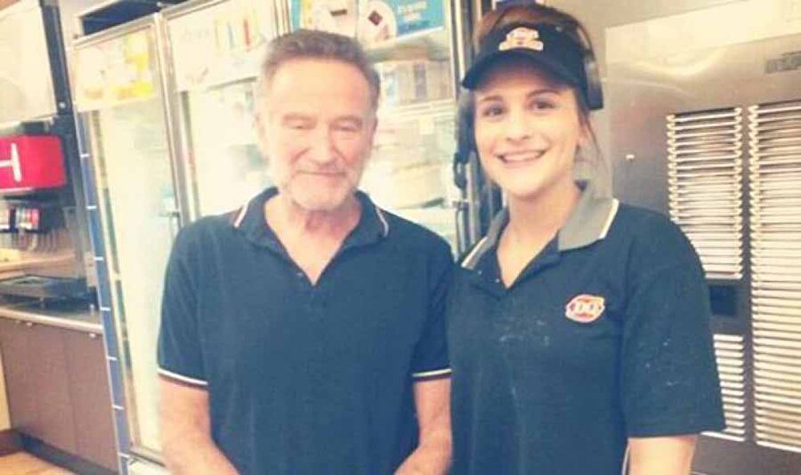 İntihar eden Robin Williams'ın hayranıyla karesi

                                    
                                    
                                    
                                    
                                    
                                    
                                    Ünlü aktör, büyük komedyen, sevilen müzisyen sıcak kalpli kişilik Robin Williams 63 yaşında intihar etmişti. Bu fotoğraf Williams’ın intihar etmeden kısa süre önce bir hayranı tarafından çekilmişti.
                                
                                
                                
                                
                                
                                
                                