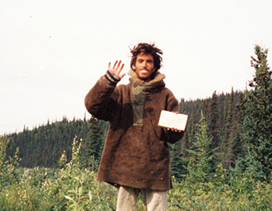 Into The Wild filminde anlatılan Christopher McCandless'ın ölmeden önceki son fotoğrafı

                                    
                                    
                                    
                                    
                                    
                                    
                                    Into The Wild filminde anlatılan Christopher McCandless’ın kendini çektiği, ölmeden önceki son fotoğrafı. Chris, Nisan 1992'de otostop ile Kuzey Dakota'dan, Alaska'nın Fairbanks şehrine ulaştı. Alaska'ya ilk geldiğinde McCandless artık tamamen tek başınaydı. Çevresinde ne bir yerleşim ne de bir insan vardı. Yanında 4.5 kg pirinç ve yarı otomatik tüfeği vardı. Chris, şans eseri denk gelip içerisine yerleşeceği terk edilmiş otobüsü bulana kadar yaklaşık olarak 64 kilometre yürümüştü. Chris geri dönmeye çalıştığında Teklanika Nehri'nin yükselmiş olduğunu fark etti. Av bulamayan Chris, bir gün yaralandı ve zayıflayıp güç kaybetmeye başladı. Nehri geçemeyen Chris etrafa yardım notları bırakmaya başlamıştır. Chris’in ölmeden önceki yazdığı notta şunları yazıyordu. 

  
"Mutlu bir hayat yaşadım ve bu yüzden Tanrı'ya müteşekkirim. Hoşça kalın, Tanrı hepinizi kutsasın".
                                
                                
                                
                                
                                
                                
                                
