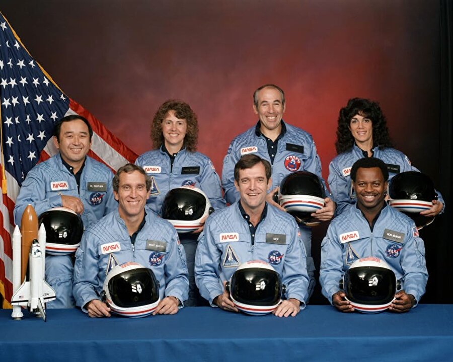 Challenger'ın Patlaması

                                    
                                    
                                    
                                    
                                    
                                    
                                    Tarihler 28 Ocak 1986'yı gösterdiğinde heyecan doruktaydı. İnsanlar Amerikan uzay mekiği ‘Challenger’ın canlı izleyecekti. O an gelmişti. ‘Challenger’ın uzay yolculuğu CNN televizyonları aracılığıyla canlı olarak verilmekteydi. NASA tarafından programlanan Challenger Uzay programı bir trajedi ile sonuçlandı. Mekik, kalkışından 73 saniye sonra tüm dünyanın gözleri önünde infilak etti. Yüksek donanımlı 7 insanın, hayatını kaybetmişti. Ölümcül kalkıştan hemen önce çekilen astronotların gülümseyen fotoğrafı tüm dünyayı derinden etkilemişti.
                                
                                
                                
                                
                                
                                
                                