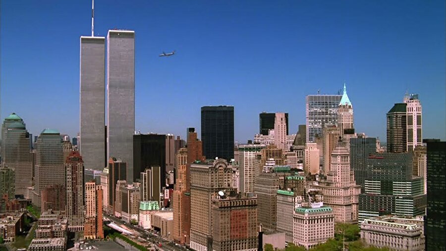 11 Eylül Terör Saldırısı

                                    
                                    
                                    
                                    
                                    
                                    
                                    11 Eylül 2001'de, terör örgütü El Kaide üyeleri tarafından kaçırılan birkaç uçak New York'un Dünya Ticaret Merkezi ve Washington DC'nin Pentagon binasına çarptı. Terör saldırısında yaklaşık 3.000 kişi öldü, 6.000 kişi yaralandı. Fotoğraf büyük saldırıdan hemen önce çekilmişti.
                                
                                
                                
                                
                                
                                
                                