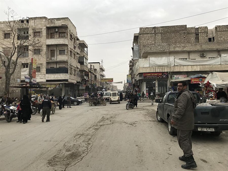 İdlib'de kimler var?

                                    İdlib muhaliflerin elindeki tek büyük bölge. Ama burada El Kaide terör örgütünden ayrılanların kurduğu Heyet Tahrir Şam adlı örgütün etkinliği söz konusu. Tabi bölgenin tamamı bu terör örgütünün kontrolünde değil Özgür Suriye Ordusu ve diğer ılımlı muhaliflerin de önemli bir gücü var İdlib'de. 2016'da Halep'ten ayrılan muhalifler, Doğu Guta, Şam'ın diğer bölgelerinden, Hama ve Kunaytra'dan çıkan muhalifler de İdlib'de.
                                