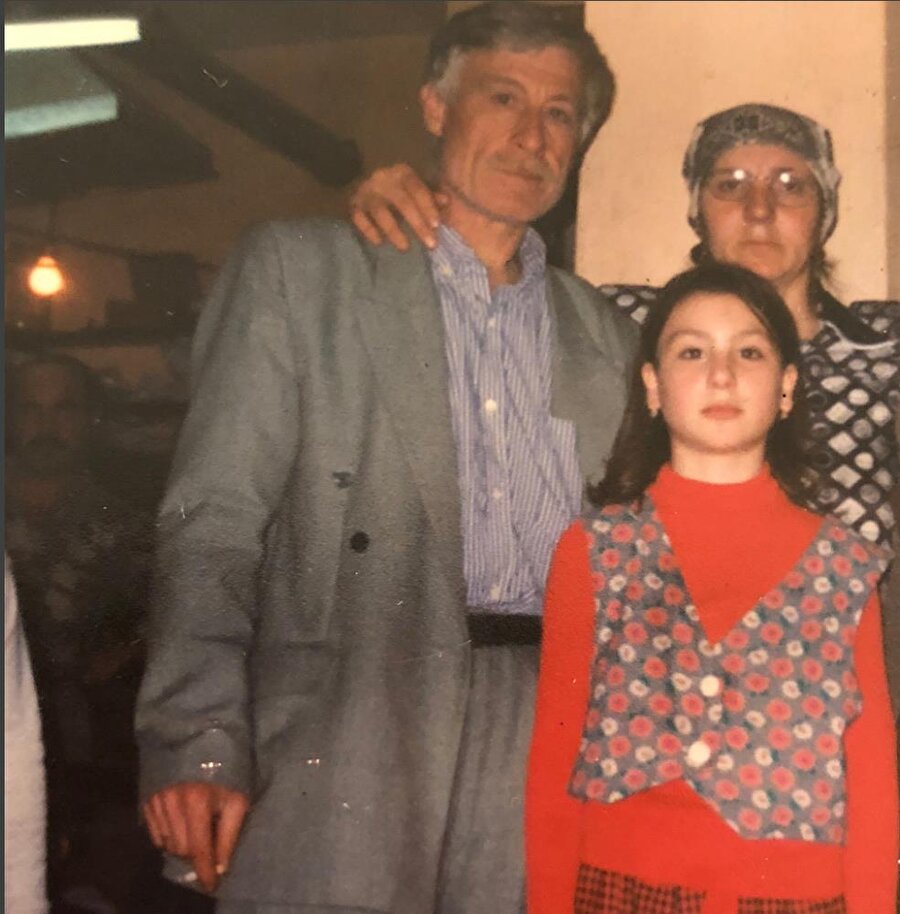 Yasemin Sakallıoğlu, 19 Mayıs 1988 tarihinde Karadenizli bir ailenin kızı olarak İstanbul'da dünyaya geldi.

                                    
                                