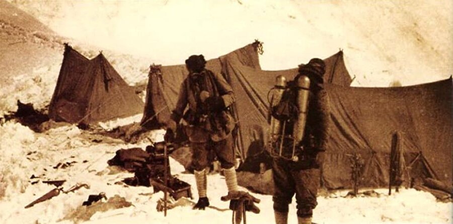 Everest'e ölümcül sefer

                                    
                                    
                                    
                                    
                                    
                                    
                                    8848 m yüksekliğindeki dünyanın en yüksek noktası olan Everest, 1920’li yıllarda maceraperestlerin büyük ilgisini çekiyordu; ancak o dönemin şartlarına göre hiç bir insanın hayatta kalamayacağı bir yükseklikti bu. George Mallory ve Sandy Irvine Everest’in zirvesine göz dikmişti. 7 Haziran 1924’te kameraman John Noel, Mallory ve Irvine’ı son kez kaydetmişti. İkili oksijen tüpleriyle birlikte ölüm bölgesine tırmanırken son kez görüntülendiklerini bilmiyordu.  Mallory ve Irvine’ın kaybolmasından 75 yıl sonra dağcı Conrad Anker Everest’in yüksekliklerinde George Mallory’nin cesedine ulaştı. Talihsiz adamın sağ ayak bileğinin hemen üstünde parçalı bir kırık vardı ki bu Everest için ölümcül bir yaraydı. Dağın yamacını kazmaktan yorulmuş gibi kollarını iki yana uzatmıştı. Son olarak zirvenin batı tarafındaki sırtta görülmüştü. Sandy Irvine ise hiçbir zaman bulunamadı.
                                
                                
                                
                                
                                
                                
                                