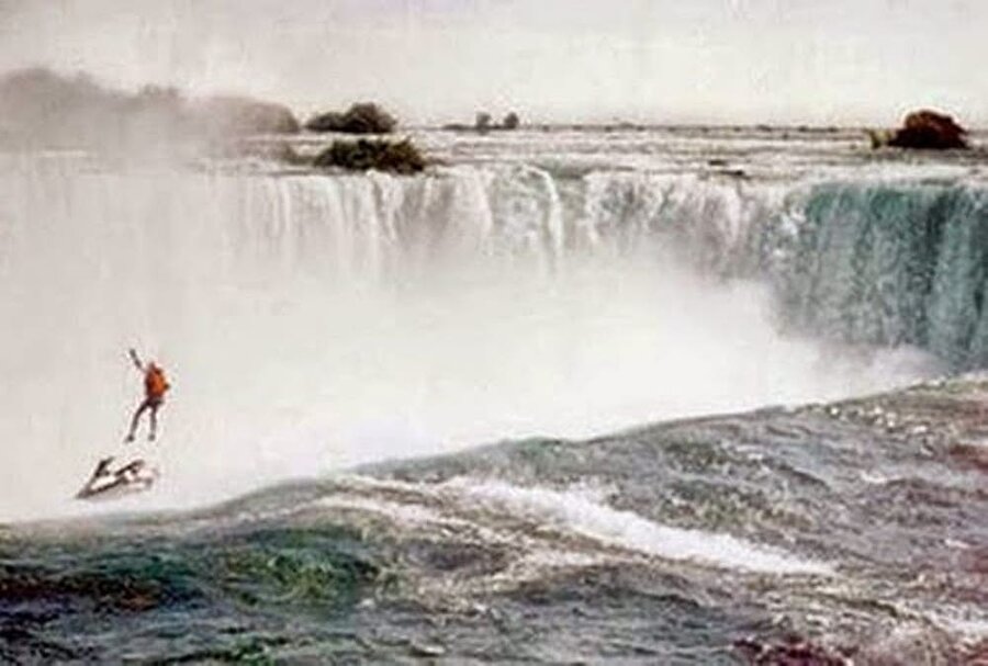 Niagara şelalesinden ölümcül atlayış 

                                    
                                    
                                    
                                    
                                    
                                    1 Ekim 1995'te Amerika’daki Niagara şelalesinden jet-ski ile atlayıp paraşütü açılmayınca ölen, Robert Overacker’in ölmeden önceki son karesi de görenlerin yüreğini burkuyor. Robert Overacker, 1 Ekim 1995 Pazar günü atlayış yapacağını belirlemişti. Paraşütünü bağladı. Jet skinin önüne "Evsizleri Kurtar" işareti ekledi ve suya atladı. Olabilecek en kötü senaryo gerçekleşti. Niagara şelalesinden atlayan Overacker’ın paraşütü açılmadı. Adli tıp raporuna Overacker’ın , vücudunda herhangi bir çürük ya da kırık kemik yoktu. Overacker’ın resmi ölüm sebebi boğulmaktan kaynaklanmıştı.
                                
                                
                                
                                
                                
                                