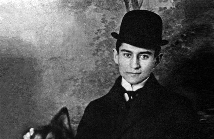 Franz Kafka
6 çocuktan ilki o, iki erkek kardeşi bebekken ölüyor, üç kız kardeşi nazi zulmünde ölüyor. Babası baskıcı, geçimsiz. O ise hep yalnız; Onun adı KAFKA