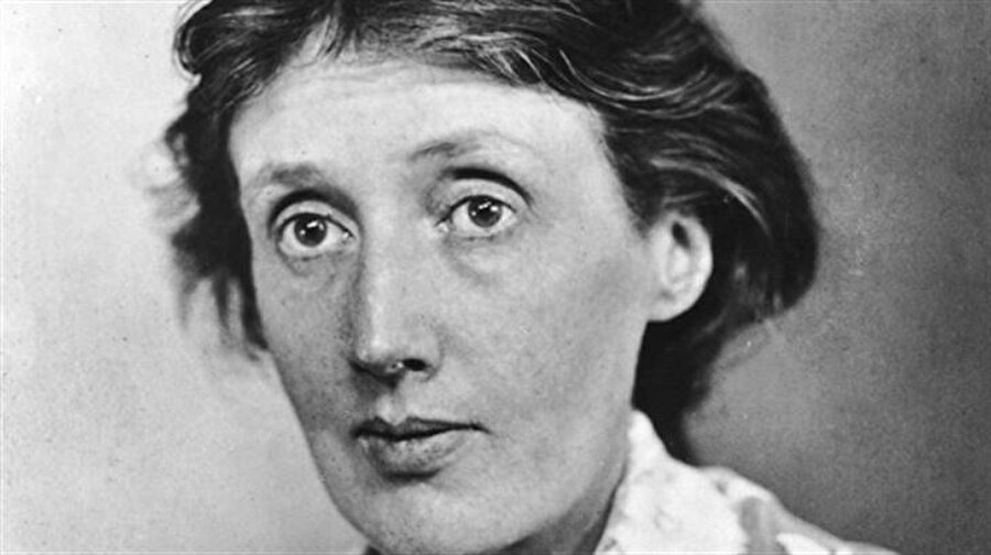 Virginia Woolf
13 yaşında annesi ölüyor, okula gidemiyor, hayatı boyunca ruhsal hastalığının tekrarlayan ataklarından muzdarip. Bir kitap kurdu; VİRGİNİA WOOLF