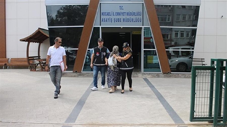A.Y., polislerin arasında yürürken göbek attı.