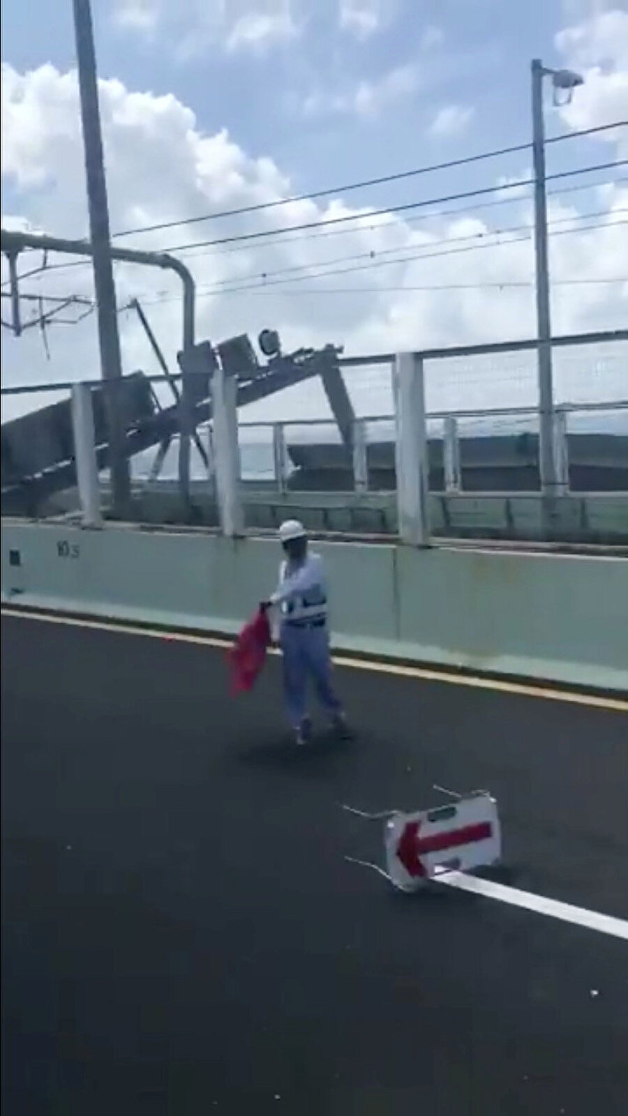 Kansai havaalanını Japonya'daki Osaka'ya bağlayan köprüde hasar 
