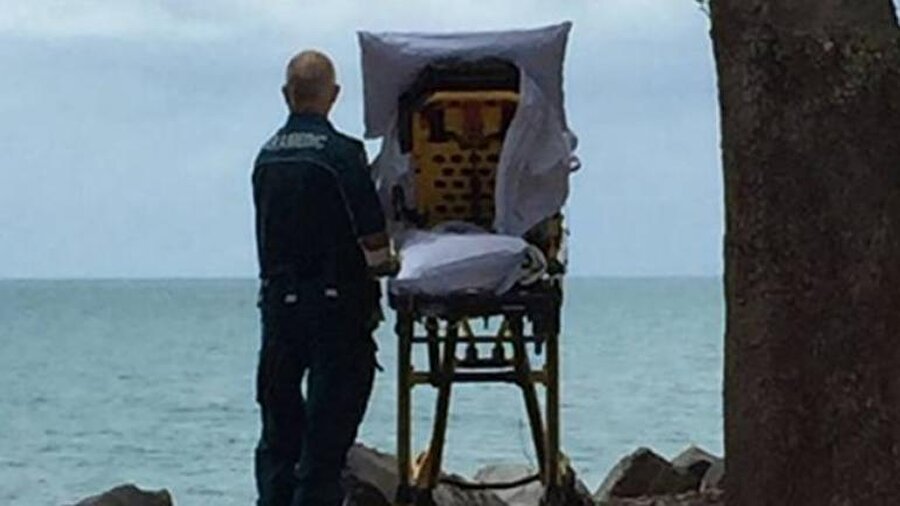Son arzusu okyanus görmekti
Queensland Ambulans Hizmetleri görevlileri, geçen Kasım ayında da benzer bir jest yaparak son arzusu okyanusu görmek olan bir kadını, sedyeyle Harvey plajına götürmüştü.
Bir süre denizi seyreden ve suyun tadına bakan kadın, yolda ölmüştü.