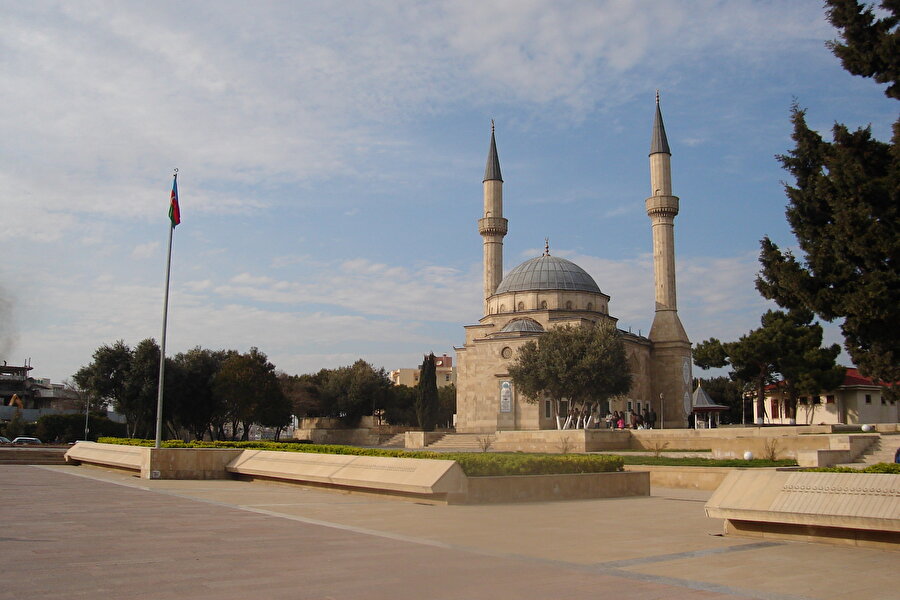 Bakü'deki Şehitler Hıyabanı'nın yanında, 1996'da Türkiye Diyanet İşleri Başkanlığı tarafından inşa ettirilen Şehitler Cami...