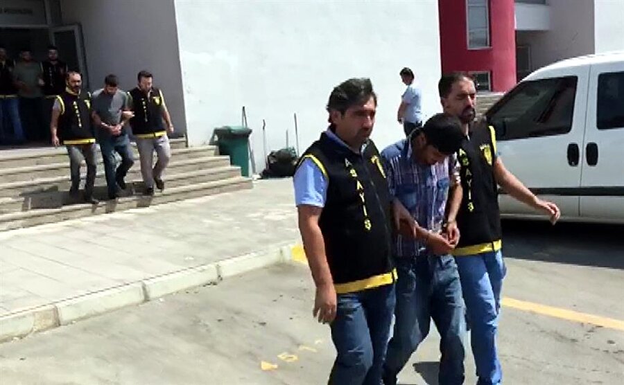 Ayşe Dönmez'in kanepe üzerine bıraktığı cüzdanını çalan 3 kişi enselendi.