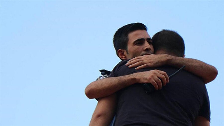 Komiser yardımcısı ile beraber aşağıya inen Tarık S., ambulansla hastaneye kaldırılarak tedavi altına alındı.