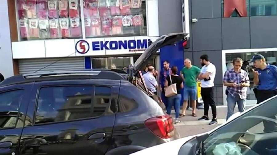 Ayağından vurulan kuyumcu çalışanı tedavi altına alındı.

