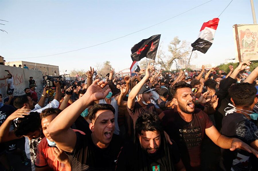 Şii çoğunluğun yaşadığı Basra kentinde, protestocular da çoğunlukla Şii gençlerden oluşuyor.