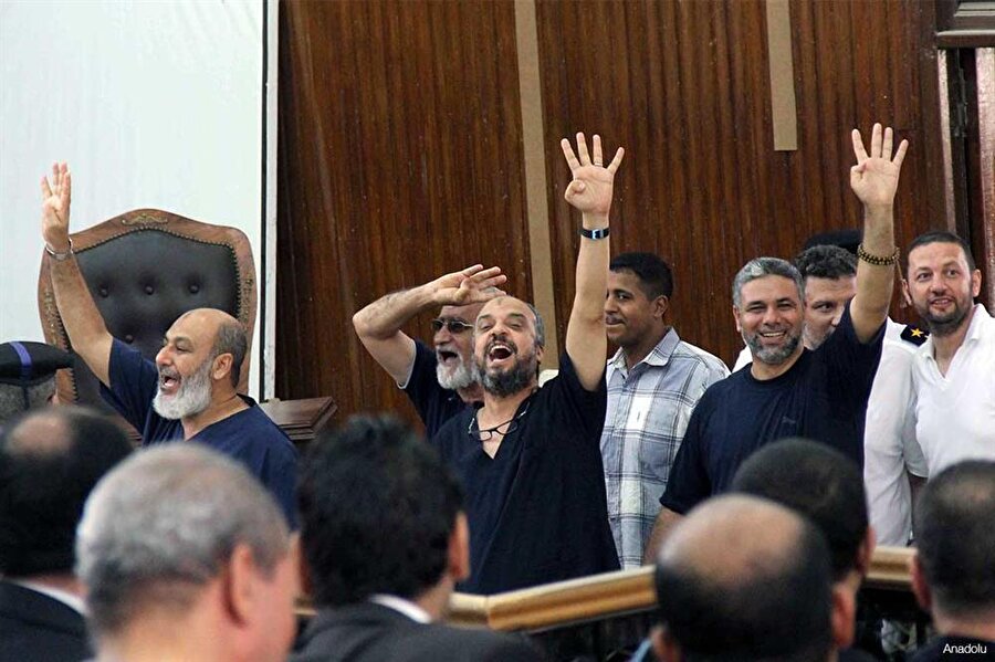 Müslüman Kardeşler Teşkilâtı'nın yönetici kadrosunun tamamı, idam ve ömür boyu hapis gibi çeşitli cezalara çarptırıldı.