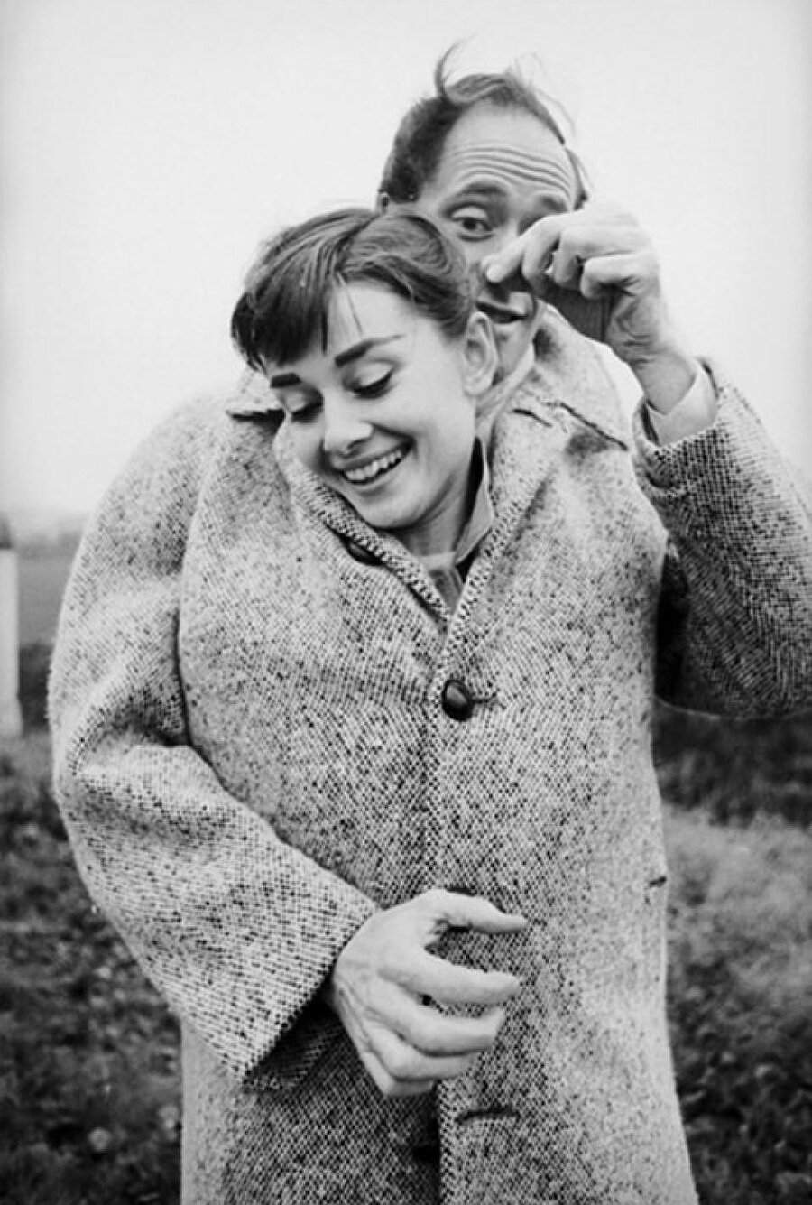 Audrey Hepburn ve Mel Ferrer bir ceketi paylaşıyor, 1956